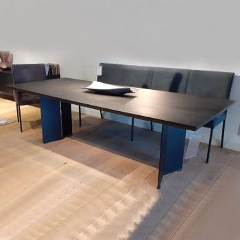 Showroom model van eetkamertafel Splitz bij Houweling Interieur. Het is een moderne eettafel met eikenhouten blad en metalen onderstel.