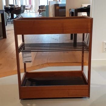 Showroom model van een serveerwagen bij Houweling Interieur. Het is een houten bijzettafel met twee verdiepingen.