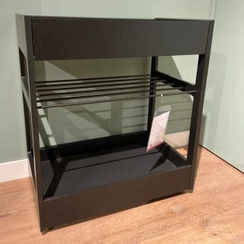 Showroom model van een serveerwagen bij Houweling Interieur. Het is een houten bijzettafel met twee verdiepingen.