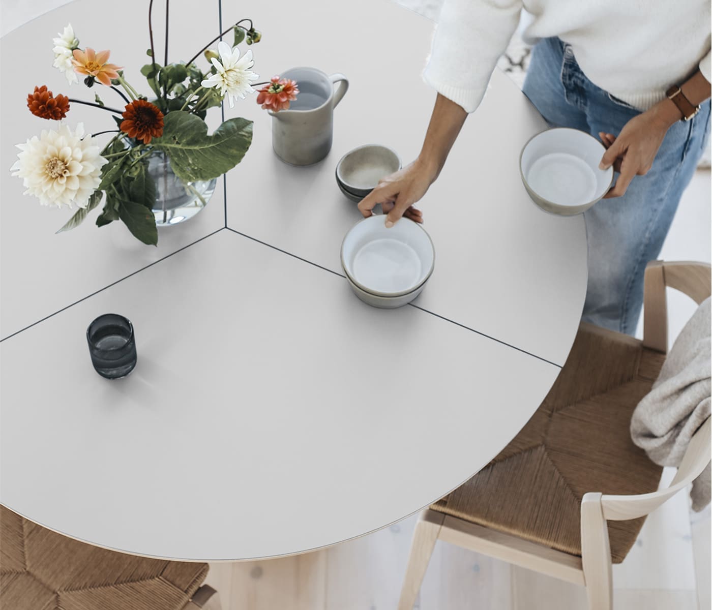 Ronde uitschuifbare eettafel bij Houweling Interieur. Ronde eettafel in licht hout.