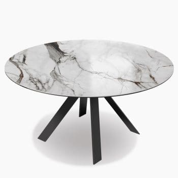 Uitschuifbare eettafel bij Houweling Interieur. Design eettafel met keramiek tafelblad en metalen spinpoot.