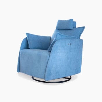 Relaxfauteuil elektrisch van Fama bij Houweling Interieur. Het is een design fauteuil uitgevoerd in blauwe stof.