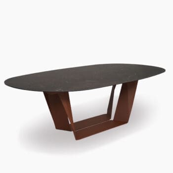 Ovale eettafel bij Houweling Interieur. Het is een eetkamertafel met donker keramiek blad en bruin metalen onderstel.