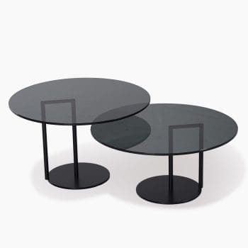 Ronde salontafel bij Houweling Interieur. Het is een salontafel set met donker glas en design onderstel.
