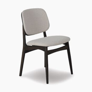 Houten eetkamerstoel van BKS meubelen bij Houweling Interieur. Design stoel met donker houten onderstel en licht bouclé stof.