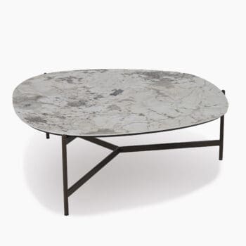 Organische salontafel van Olta bij Houweling Interieur. Design salontafel uitgevoerd met keramiek blad in grijstinten en zwart onderstel.