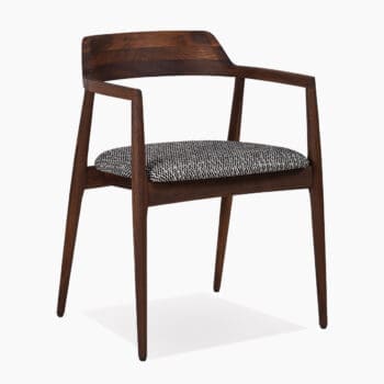 Houten eetkamerstoel bij Houweling Interieur. Design stoel uitgevoerd in donker hout en retro stoffen zitting.