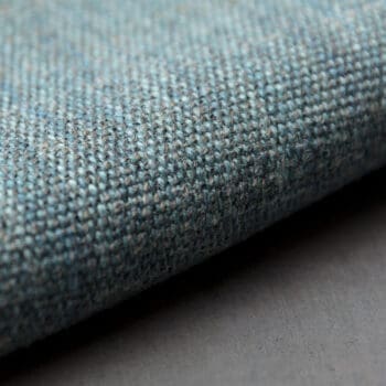 Meubelstoffen bij Houweling Interieur. Birk meubelstof van De Ploeg stoffen, met stoere uitstraling uitgevoerd in blauwtint.
