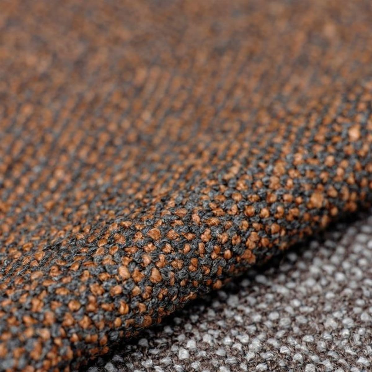Meubelstoffen bij Houweling Interieur. Monza Melange meubelstof van De Ploeg stoffen met wollige touch uitgevoerd in zalm en grijs.