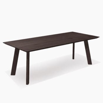 Houten eettafel van Topform bij Houweling Interieur. Het is een eetkamertafel van donker rustiek eikenhout met taps aflopen poten.