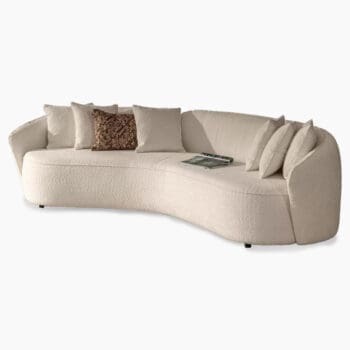 Design bank van Houweling Interieur. Het is een ronde bank uitgevoerd in crème stof.