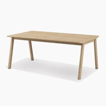 Uitschuifbare eettafel van Skovby bij Houweling Interieur. Deze uitschuiftafel is uitgevoerd in licht hout.