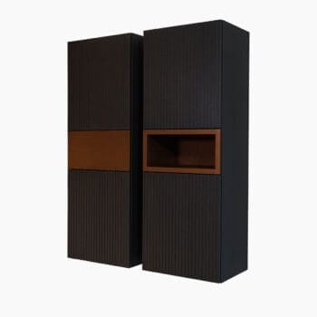 Hangende wandkast van BKS bij Houweling Interieur. Wandkasten met donker ribbel front en dicht en open vak in cognac.