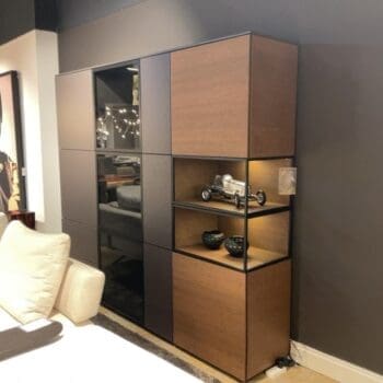 Showroommodellen bij Houweling Interieur. Glazen vitrinekast van Saunaco.