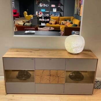Showroommodellen bij Houweling Interieur. Houten dressoir met open vakken.