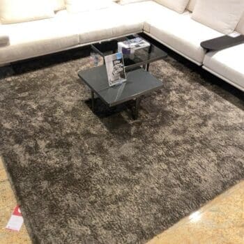 Showroommodellen bij Houweling Interieur. Hoogpolig bruin vloerkleed.