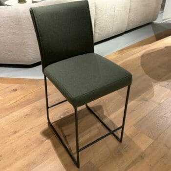Showroommodellen bij Houweling Interieur. Barstoelen met korting.