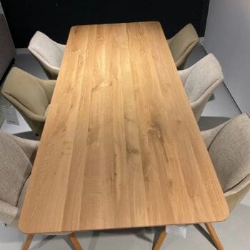Showroommodellen bij Houweling Interieur. Houten eettafel van Topform.