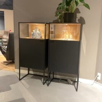 Showroommodellen bij Houweling Interieur. Glazen vitrinekast, twee stuks.