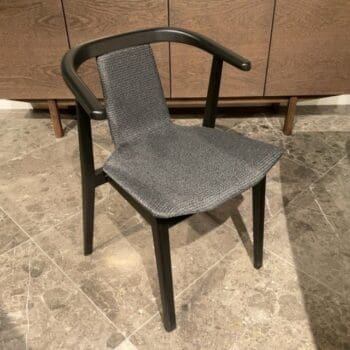 Showroommodellen bij Houweling Interieur. Houten eetkamerstoelen van Skovby.
