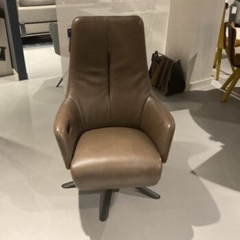 Showroommodellen bij Houweling Interieur. Relaxfauteuil van bruin leer.