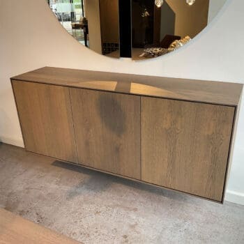 Showroommodel van een houten dressoir bij Houweling Interieur. Het is een modern dressoir met 3 kasten.