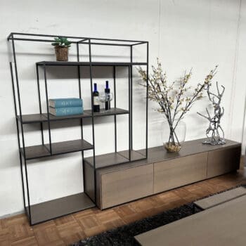 Showroommodel van tv meubel bij Houweling Interieur. Tv dressoir met stangenkast.