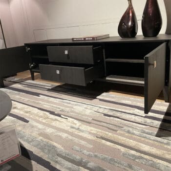 Showroommodel van zwart tv meubel bij Houweling Interieur. Modern dressoir met laden en kasten.