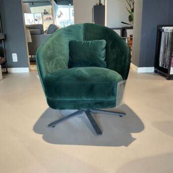 Showroommodel van kleine fauteuil bij Houweling Interieur. Groene fauteuil van Fama.