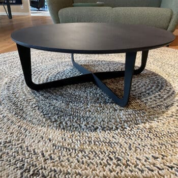 Showroommodel van ronde salontafel bij Houweling Interieur. Moderne salontafel in donkere lak.