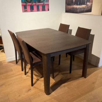 Uitschuifbare eettafel als showroommodel bij Houweling Interieur. Houten eettafel met korting.
