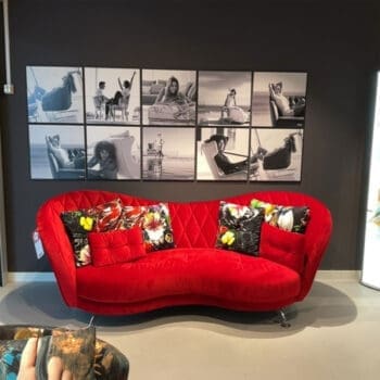 Showroommodel van design bank bij Houweling Interieur. Rode bank met korting.