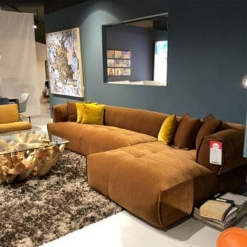 Showroommodel van retro bank bij Houweling Interieur. Modulaire bank met korting.