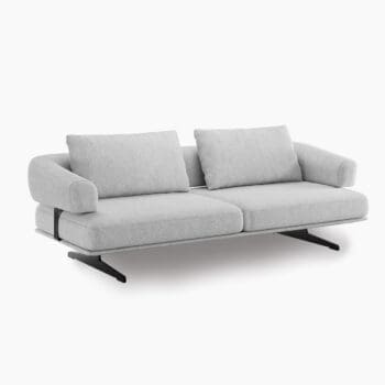 Design bank van Olta bij Houweling Interieur. Het is een 3-zitsbank met ronde vormen uitgevoerd in lichtgrijze stof.