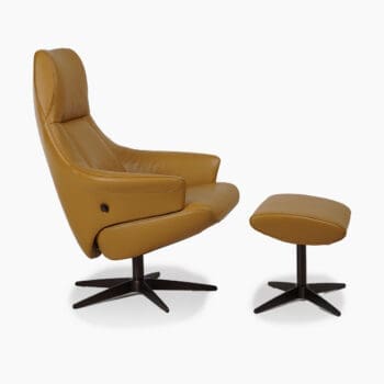 Leren fauteuil bij Houweling Interieur. Het is een fauteuil met hocker uitgevoerd in geel leer.