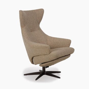 Een relax fauteuil bij Houweling Interieur. Het is een relaxfauteuil elektrisch uitgevoerd in beige stof.