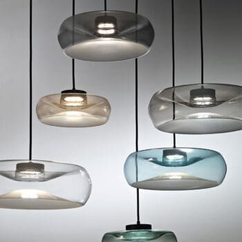 Glazen hanglamp bij Houweling Interieur. Het is een design hanglamp met centrale vouw, uitgevoerd in meerdere kleuren.