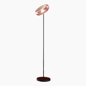 Design staande lamp bij Houweling Interieur. Het is een vloerlamp met centrale vouw in de glazen kap.