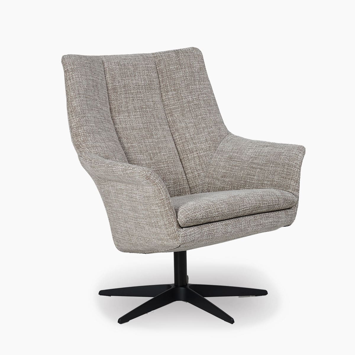 Een draaifauteuil van Gealux bij Houweling Interieur. Het is een design fauteuil uitgevoerd in beige stof en zwarte spinpoot.