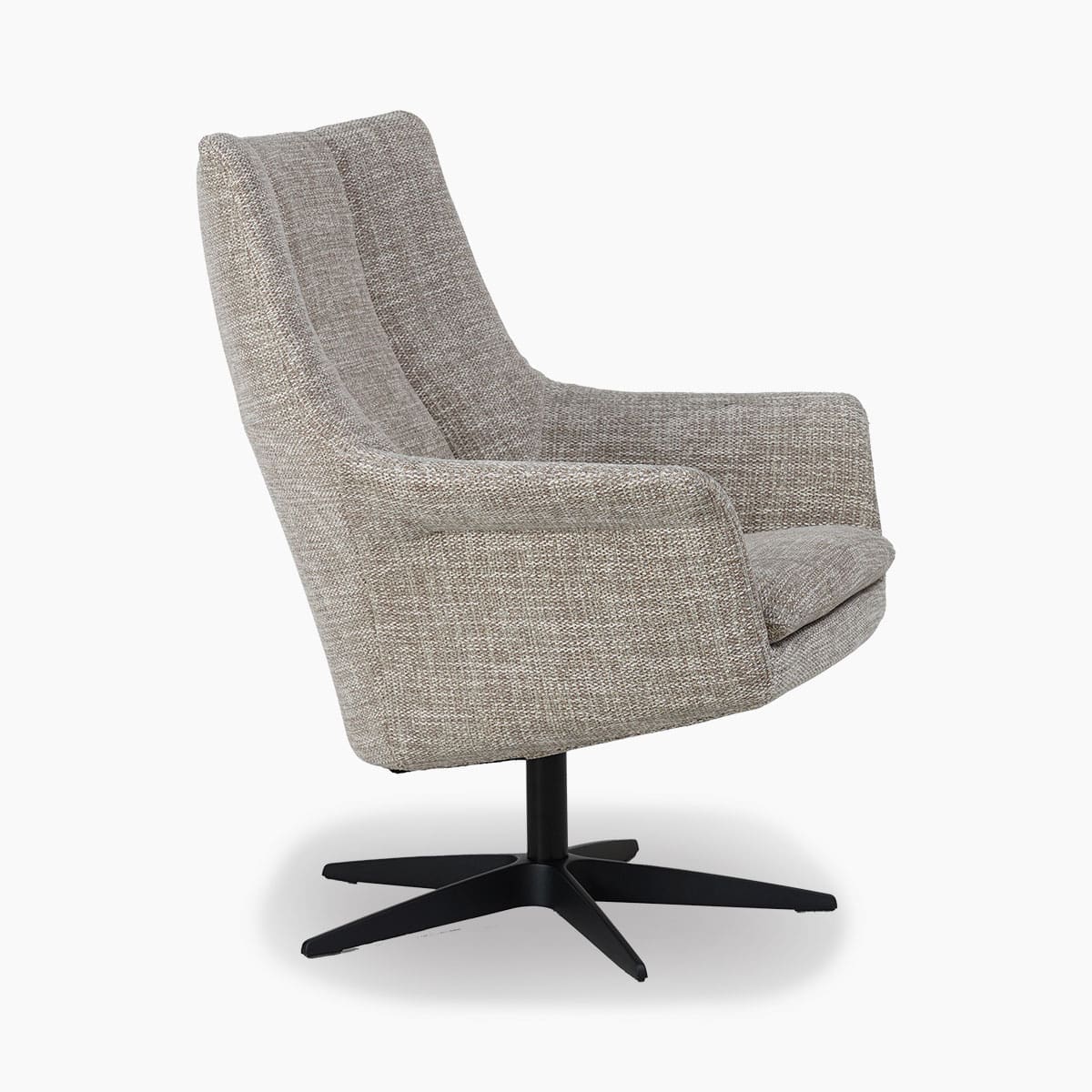 Een draaifauteuil van Gealux bij Houweling Interieur. Het is een design fauteuil uitgevoerd in beige stof en zwarte spinpoot.
