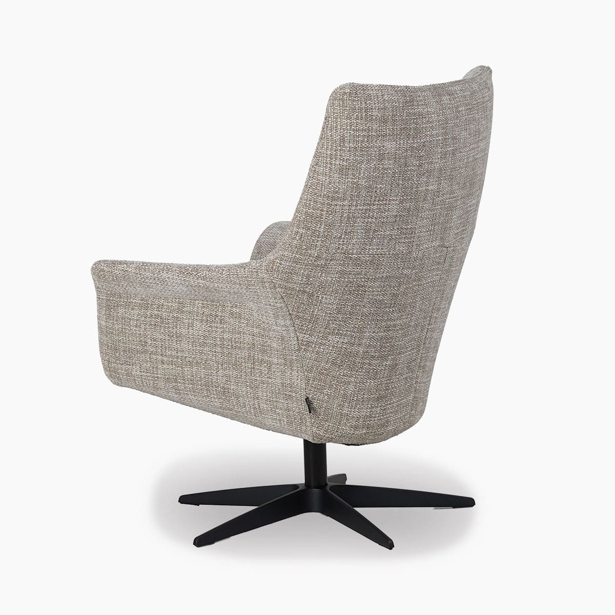 Een draaifauteuil van Gealux bij Houweling Interieur. Het is een design fauteuil uitgevoerd in beige stof en zwarte spinpoot.