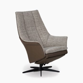 Een relaxfauteuil bij Houweling Interieur. Het is een relaxfauteuil elektrisch uitgevoerd in beige stof en bruin leer.