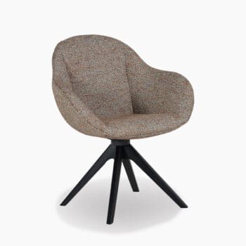 Luxe eetkamerstoel bij Houweling Interieur. Een eetfauteuil uitgevoerd in stof met beige- en groentinten.