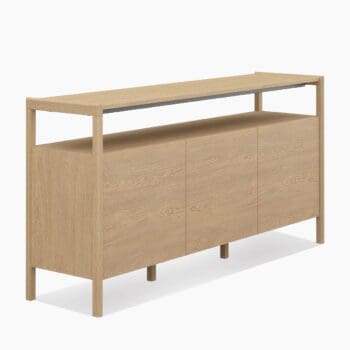 Houten dressoir van Skovby bij Houweling Interieur. Het is een Scandinavisch dressoir uitgevoerd in licht hout.