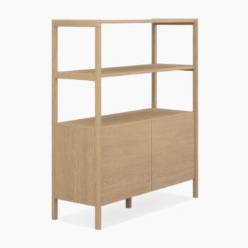 Open wandkast van Skovby bij Houweling Interieur. Het is een houten wandkast uitgevoerd in licht hout.