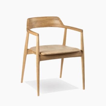 Design stoel bij Houweling Interieur. Houten eetkamerstoel uitgevoerd in licht hout.