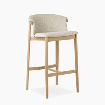 Barkruk met rugleuning bij Houweling Interieur. Barstoel uitgevoerd in licht hout en lichte stoffen zitting en rug.