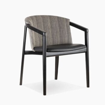 Eetkamerstoel met armleuning bij Houweling Interieur. Design stoel uitgevoerd in donker hout, leren zitting, en stoffen rug.