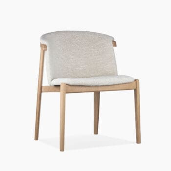 Design stoel bij Houweling Interieur. Luxe eetkamerstoel uitgevoerd in licht hout en crèmekleurige stoffen zitting en rug.
