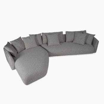 Modulaire hoekbank bij Houweling Interieur. Het is een elementenbank met sculpturale chaise longue, uitgevoerd in grijze stof.